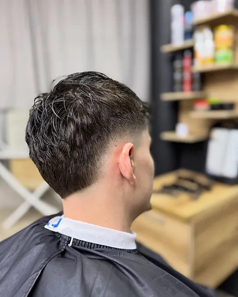 Burst fade: rond het oor kort, in de nek langer